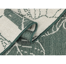 Detail tkaného koberce s geometrickým vzorem a bordurou