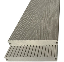 Terasa z plastu s dřevěnou strukturou