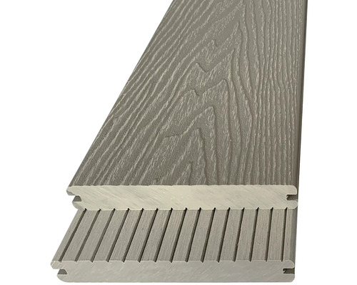 Terasa z plastu s dřevěnou strukturou