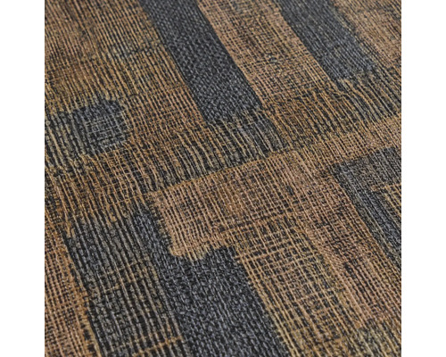 Detail strukturované vinylové tapety s pruhovaným vzorem