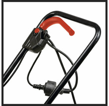 Detailní záběr rukojeti sekačky na trávu s ovládacími prvky a napájecím kabelem