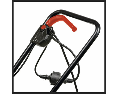 Detailní záběr rukojeti sekačky na trávu s ovládacími prvky a napájecím kabelem