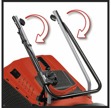 Detailní pohled na sekačku na trávu ukazující skládací funkci rukojeti se šipkami.