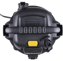 Logo DeWalt na černém staveništním radiu