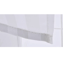 Detail bílého pruhovaného závěsu.