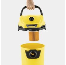 Logo Kärcher na žlutém vysavači, u kterého se vyměňuje filtr