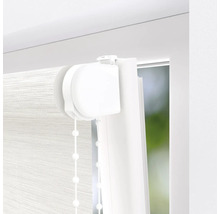 Detail bílé dvojité rolety na okně