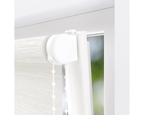 Detail bílé dvojité rolety na okně