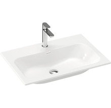 Bílé umyvadlo s vodovodní baterií