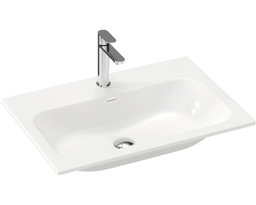 Bílé umyvadlo s vodovodní baterií