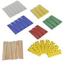 Sada různých plastových a dřevěných klínů