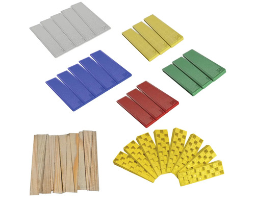 Sada různých plastových a dřevěných klínů