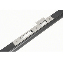 Detailní pohled na kovovou zárubňovou desku na rámu dveří.