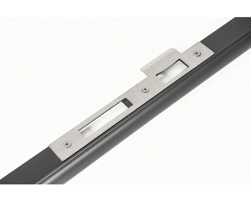 Detailní pohled na kovovou zárubňovou desku na rámu dveří.