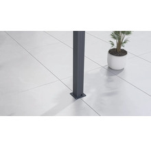 Detail terasového přístřešku s podpůrnými sloupky na kamenné podlaze a rostlinou v květináči