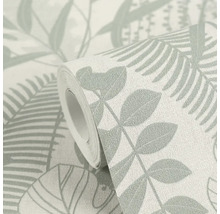 Role tapety se vzorem listů.