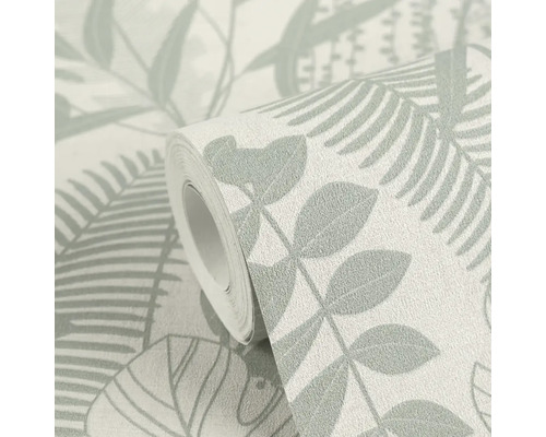 Role tapety se vzorem listů.