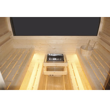 Interiér sauny s dřevěnými lavicemi, saunovými kamny a dřevěným vědrem s naběračkou