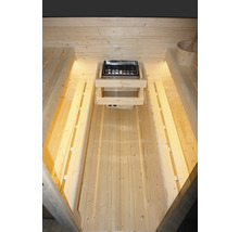 Vnitřní pohled na saunu se saunovými kamny a dřevěnými lavicemi