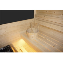 Vybavení interiéru sauny s dřevěnými stěnami a lavicemi a dřevěným vědrem s naběračkou