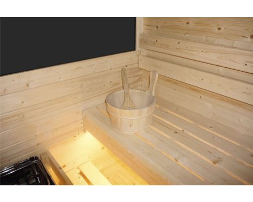 Vybavení interiéru sauny s dřevěnými stěnami a lavicemi a dřevěným vědrem s naběračkou