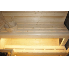 Interiér sauny s dřevěným vědrem a naběračkou