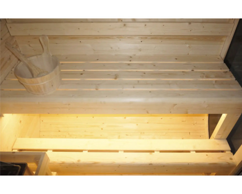 Interiér sauny s dřevěným vědrem a naběračkou