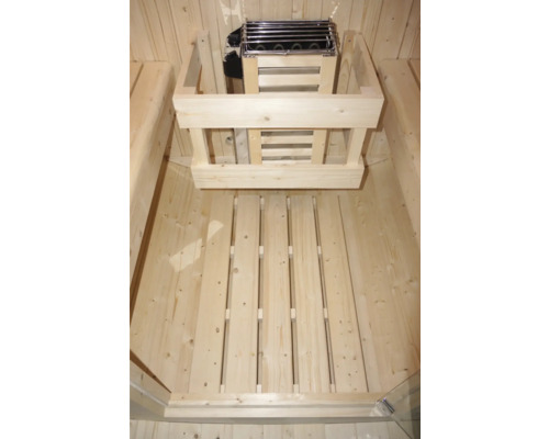 Interiér sauny s kamny na dřevo a lamelovým roštem