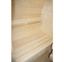 Interiér dřevěné sauny s lavicemi