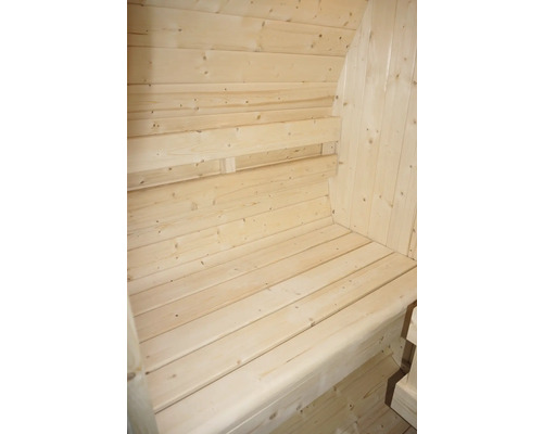 Interiér dřevěné sauny s lavicemi