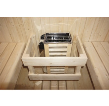 Saunová kamna s dřevěným obložením v sauně