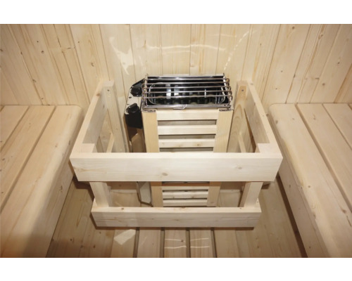 Saunová kamna s dřevěným obložením v sauně