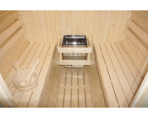 Vnitřní sauna s kamny a vědrem na vodu