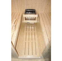 Interiér sauny s lavicemi a kamny