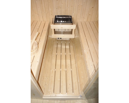 Interiér sauny s lavicemi a kamny