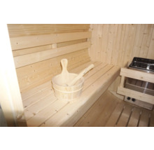 Dřevěná sauna s vědrem a naběračkou