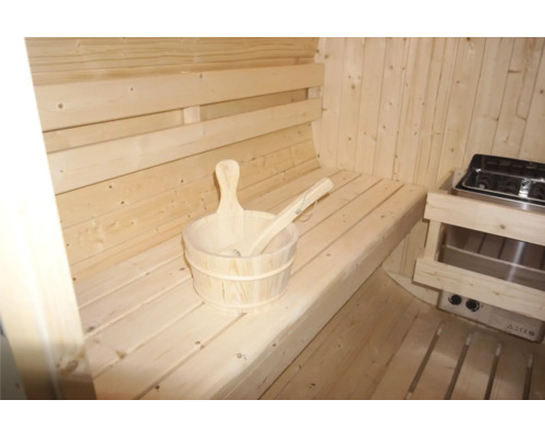 Dřevěná sauna s vědrem a naběračkou