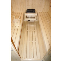 Interiér sauny s dřevěným vybavením, saunová kamna a saunové příslušenství