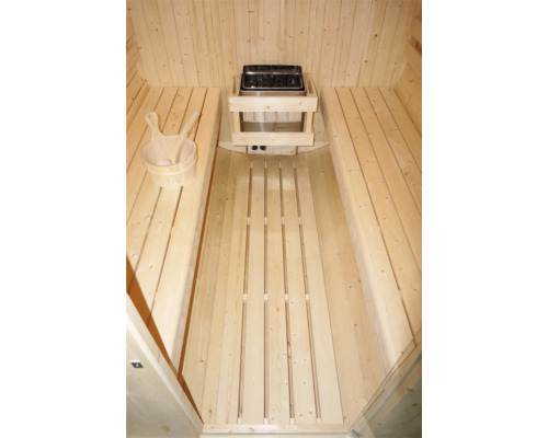 Interiér sauny s dřevěným vybavením, saunová kamna a saunové příslušenství