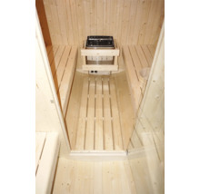 Interiér sauny s dřevěným obložením a saunovými kamny