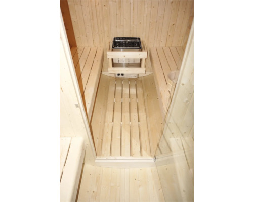 Interiér sauny s dřevěným obložením a saunovými kamny