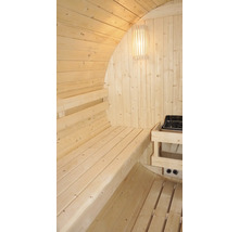 Interiér dřevěné sudové sauny s lavicemi, kamny a osvětlením