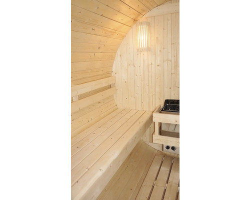 Interiér dřevěné sudové sauny s lavicemi, kamny a osvětlením