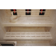 Interiér sauny s dřevěnými lavicemi, dřevěným vědrem a naběračkou