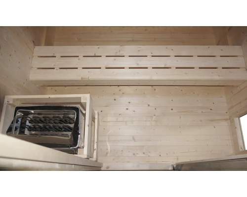 Interiér sauny s dřevěným obložením a saunovým topidlem