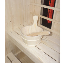 Dřevěný kbelík s naběračkou v sauně