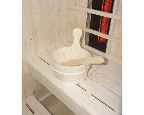 Dřevěný kbelík s naběračkou v sauně