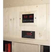 Interiér sauny s ukazatelem teploty a ovládacími prvky