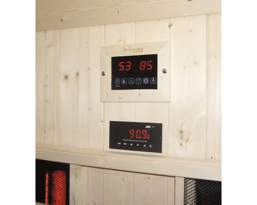 Interiér sauny s ukazatelem teploty a ovládacími prvky