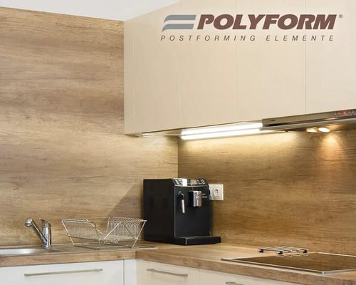 Kuchyňská scéna s dřezem, pracovní deskou, horními skříňkami a logem Polyform